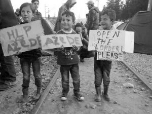 Kinder protestieren für eine Öffnung der Grenze